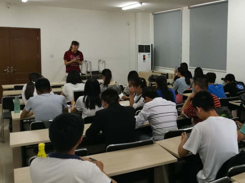 体经16-2团支部书记杨文蓉主持会议