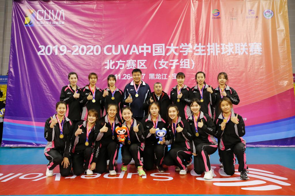 公司女排队员与教练合影