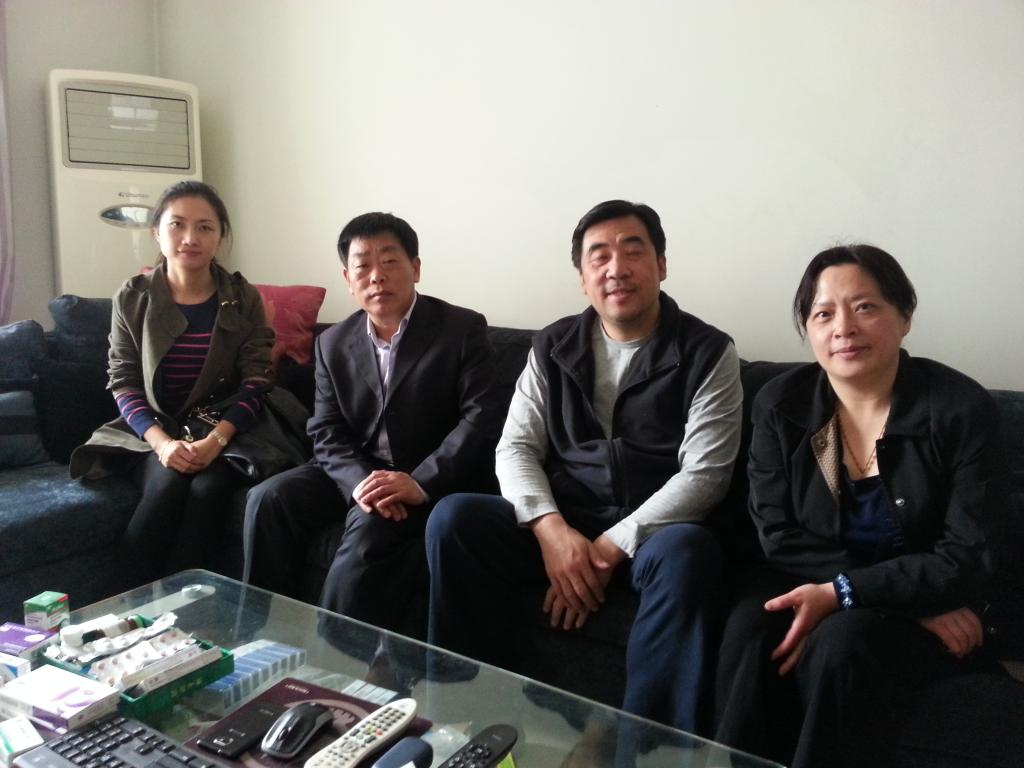 探望梁柏峰老师合影