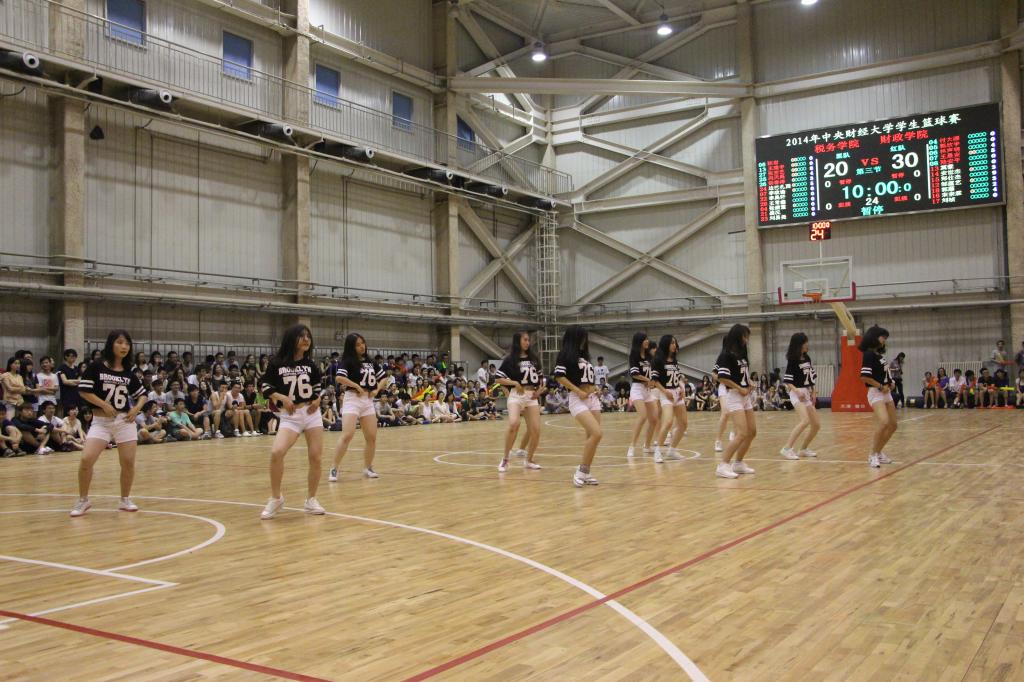酷飞篮球社啦啦队表演