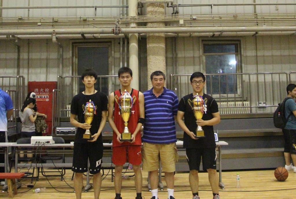 高涵经理为获奖代表队颁奖